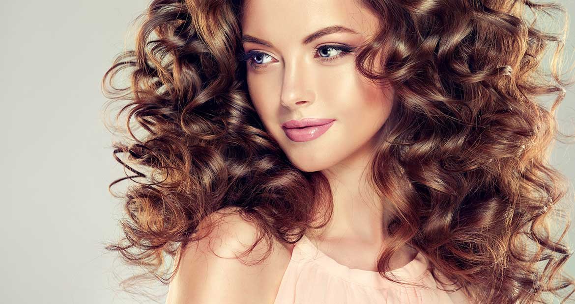 Modelo com cabelo ondulado e castanho volumoso